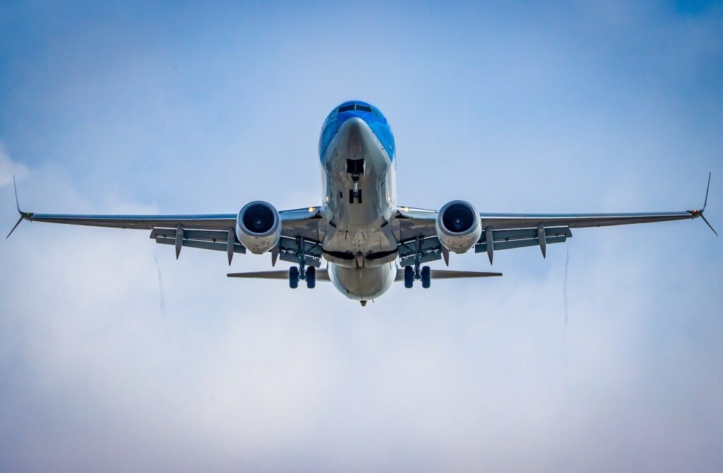 飛行機が飛んでるのを下から撮った写真