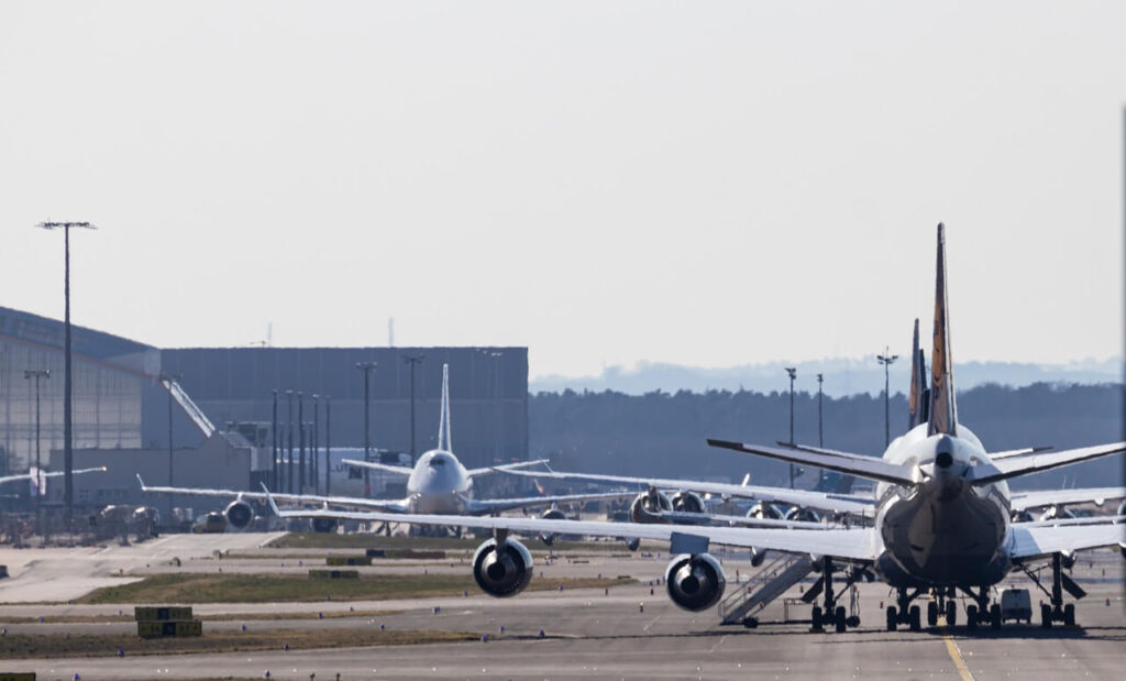 飛行機が３機並んでいる後ろ姿