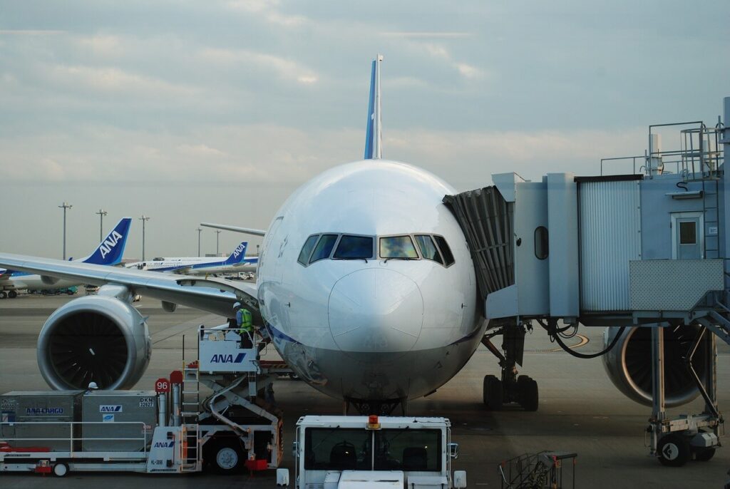 飛行機にボーディングブリッジが繋がっている