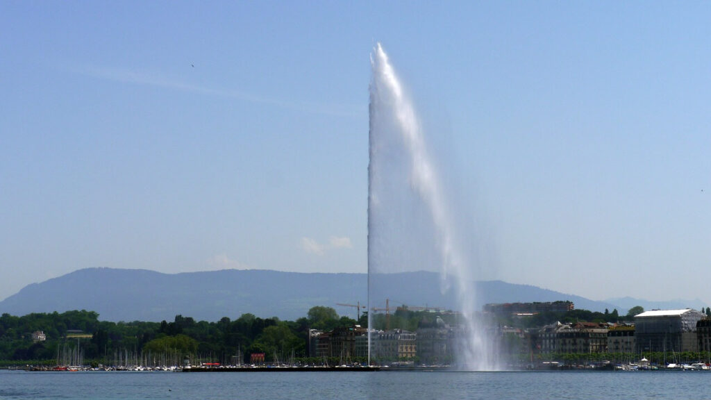 大きな池の中から高い噴水が噴き出ている