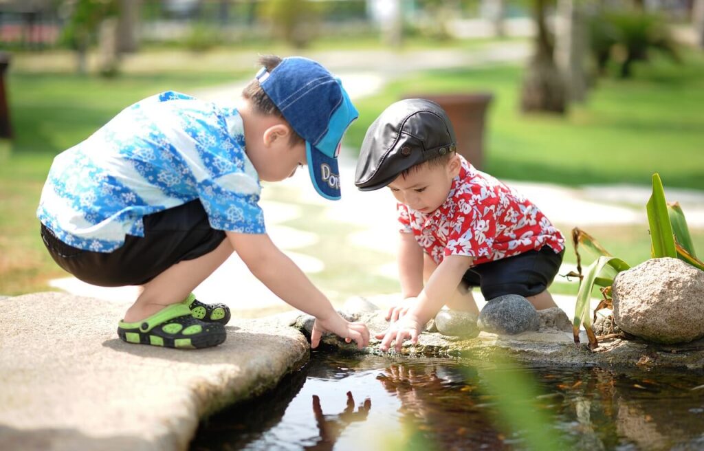 男の子２人が水辺で遊んでいる