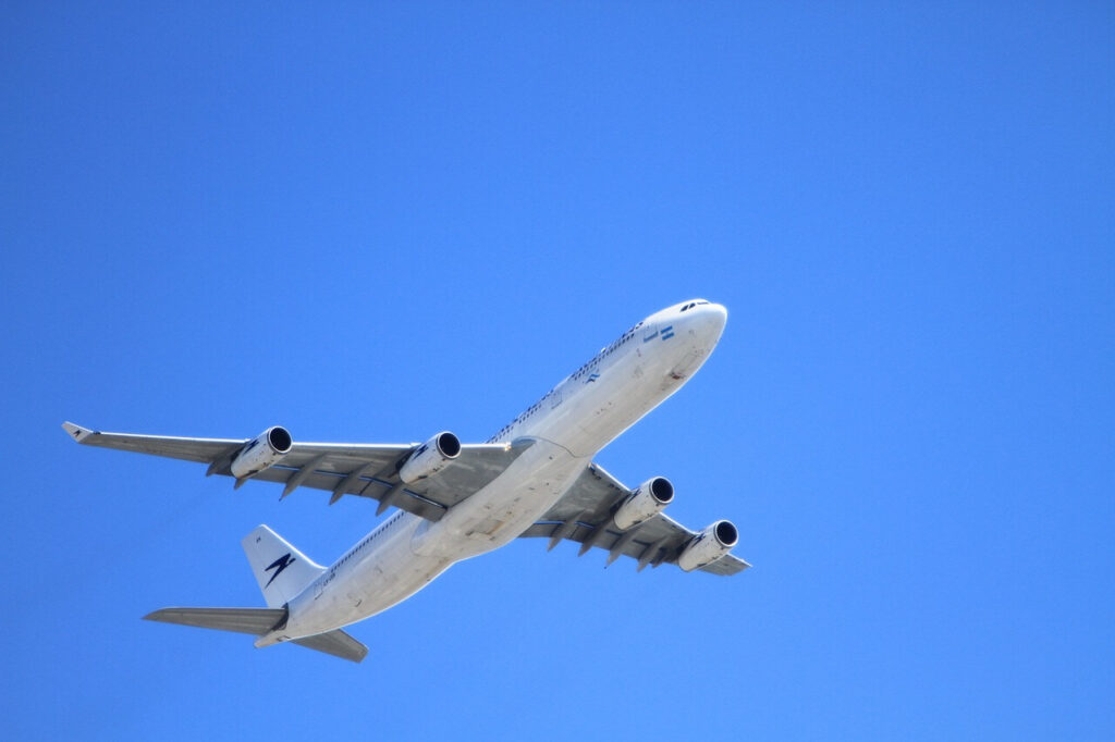 青空の中で飛行機が飛んでいる