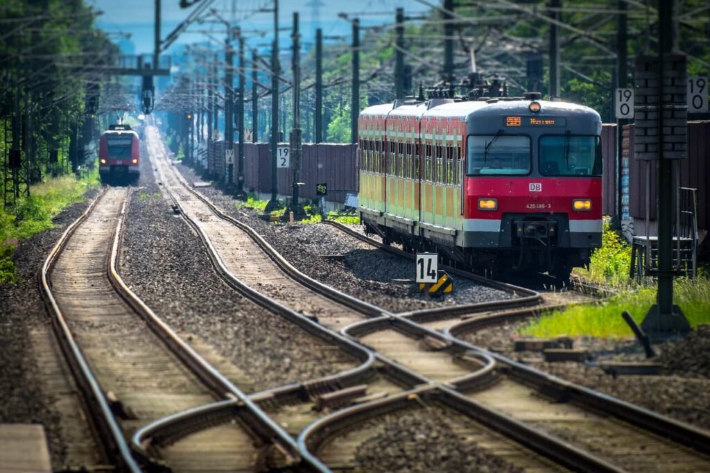 線路上を赤い電車が２本走っている