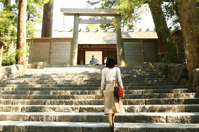 伊勢神宮の石段をあがる女性