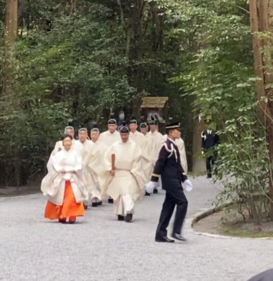 巫女さんと宮司さんの列