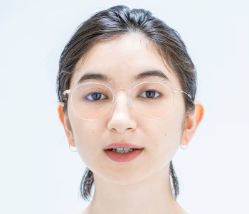 JINSのチークカラーレンズのモデル写真