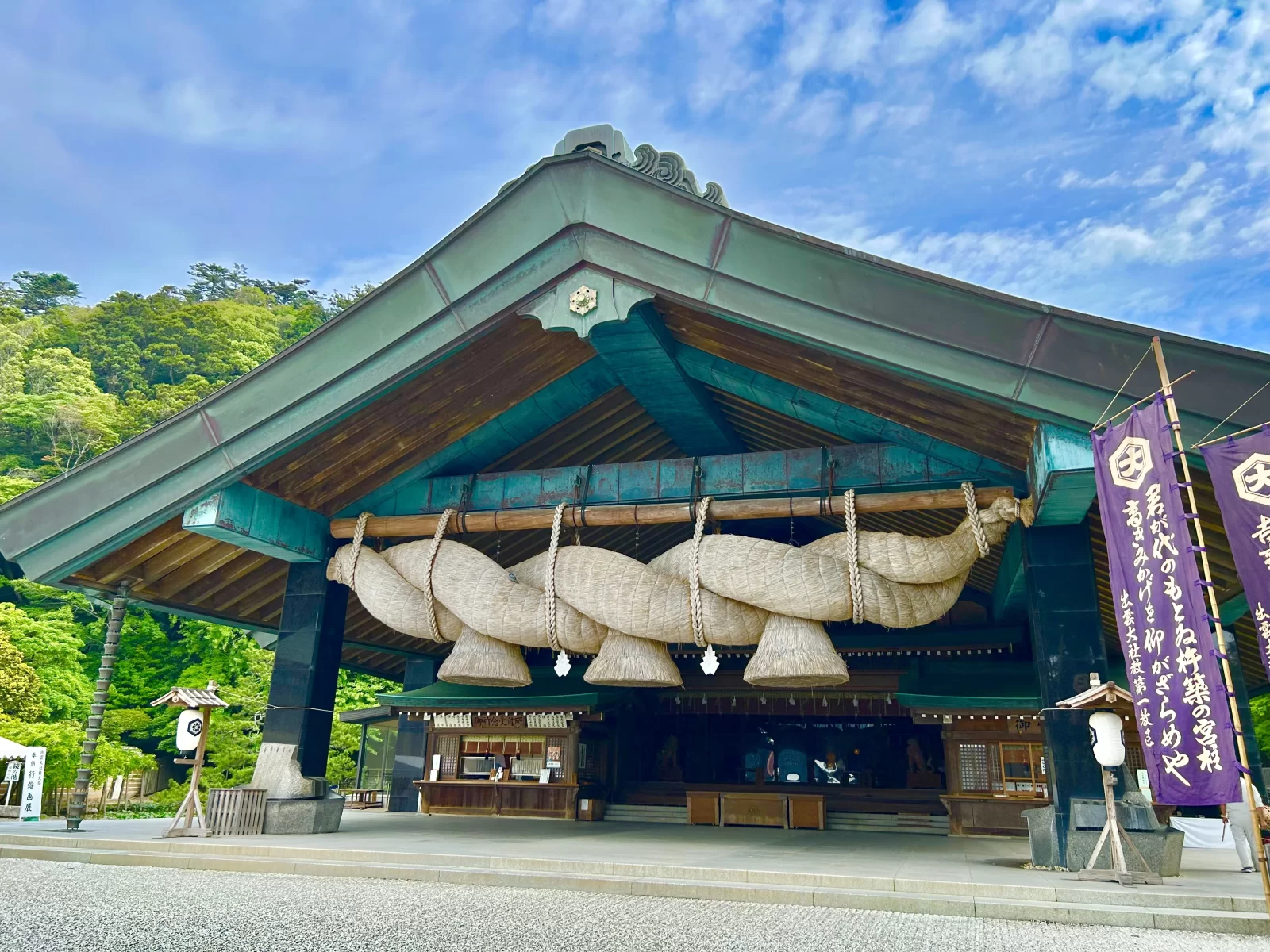出雲大社神楽殿の外観(大注連縄が下がる拝所)