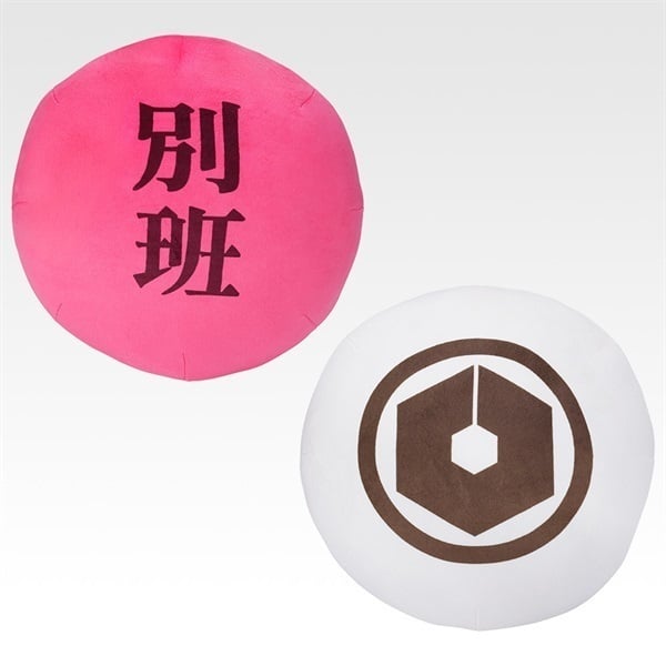 VIVANT一番くじのピンク色の地に「別班」の文字が入った丸いクッションと、白い地に茶色の紋が描かれた丸いクッション
