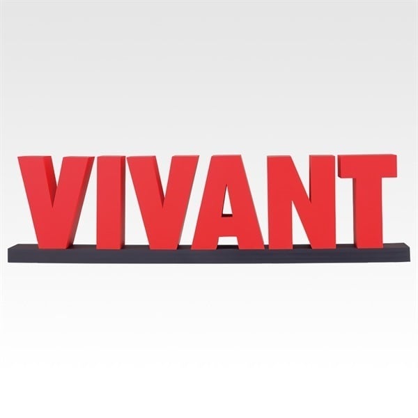 VIVANT一番くじの黒い横長の台の上に並ぶ、赤い「VIVANT」の立体の文字