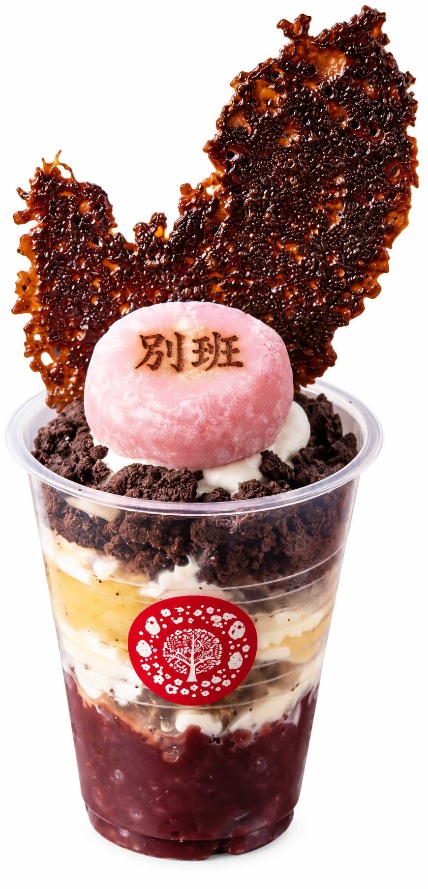 VIVANTのお菓子の一番上に「別班」の文字が入ったピンク色の大福が載り、後ろに茶色の網目状の板が立つカップのパフェ