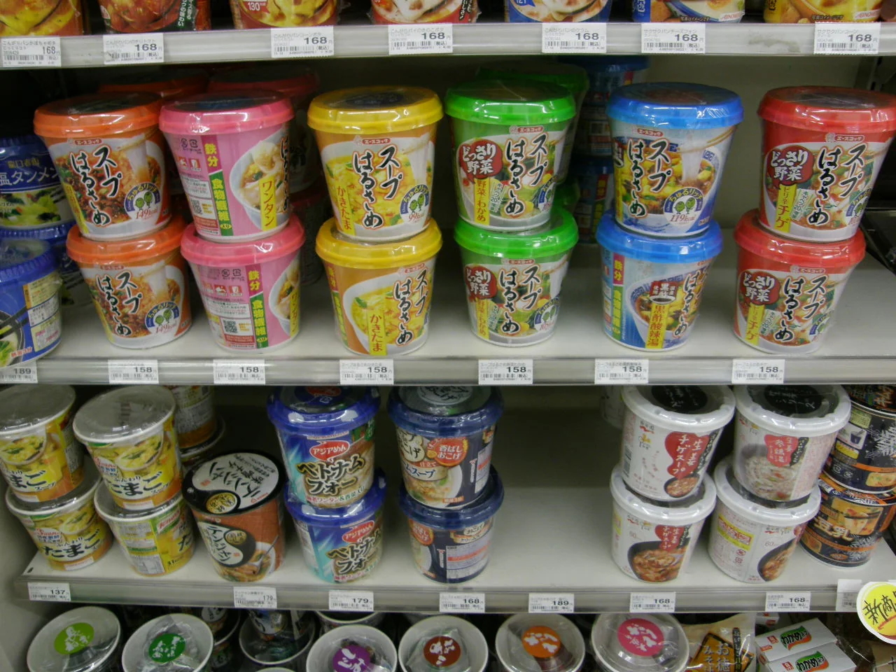 VIVANT一番くじのコンビニの商品棚が並ぶ売り場の雰囲気