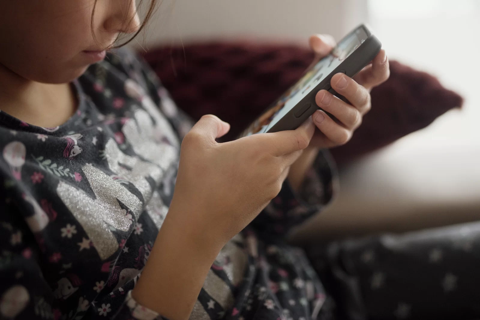 VIVANTのスマートフォンで動画を見る雰囲気
