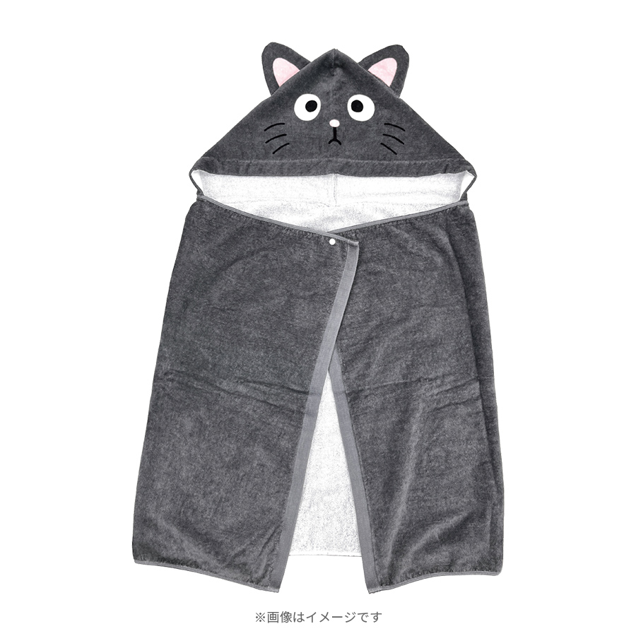 ヴィヴァンちゃんの灰色のタオルのフードに、2つの耳と目・鼻・ひげの顔が付いている