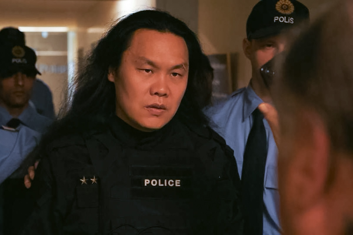VIVANT第22話の「POLICE」の文字のある黒いベストを着た長い髪の男性と、両脇に立つ「POLIS」の帽子の人