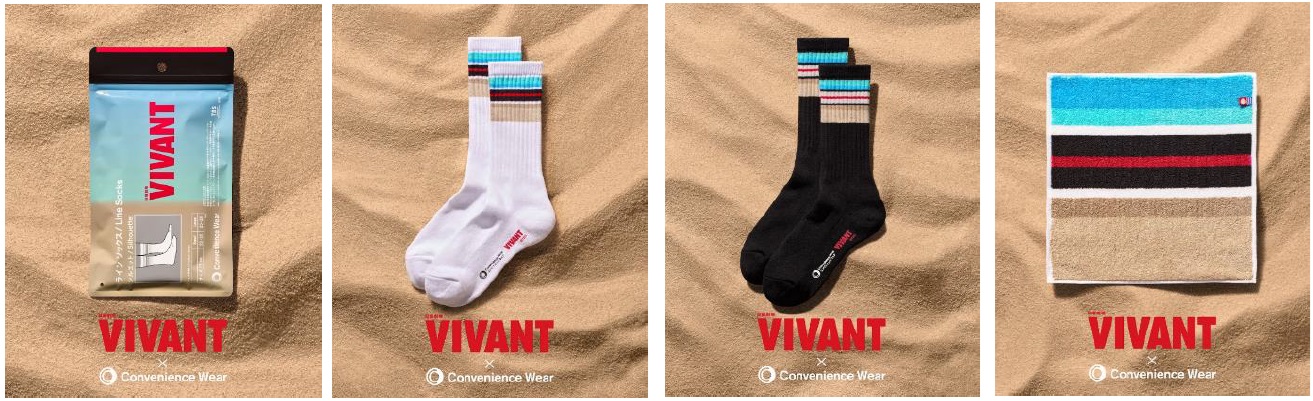 VIVANTのファミマコラボの白と黒の2色のラインソックスと、横じまのタオルハンカチが砂の上に並んでいる