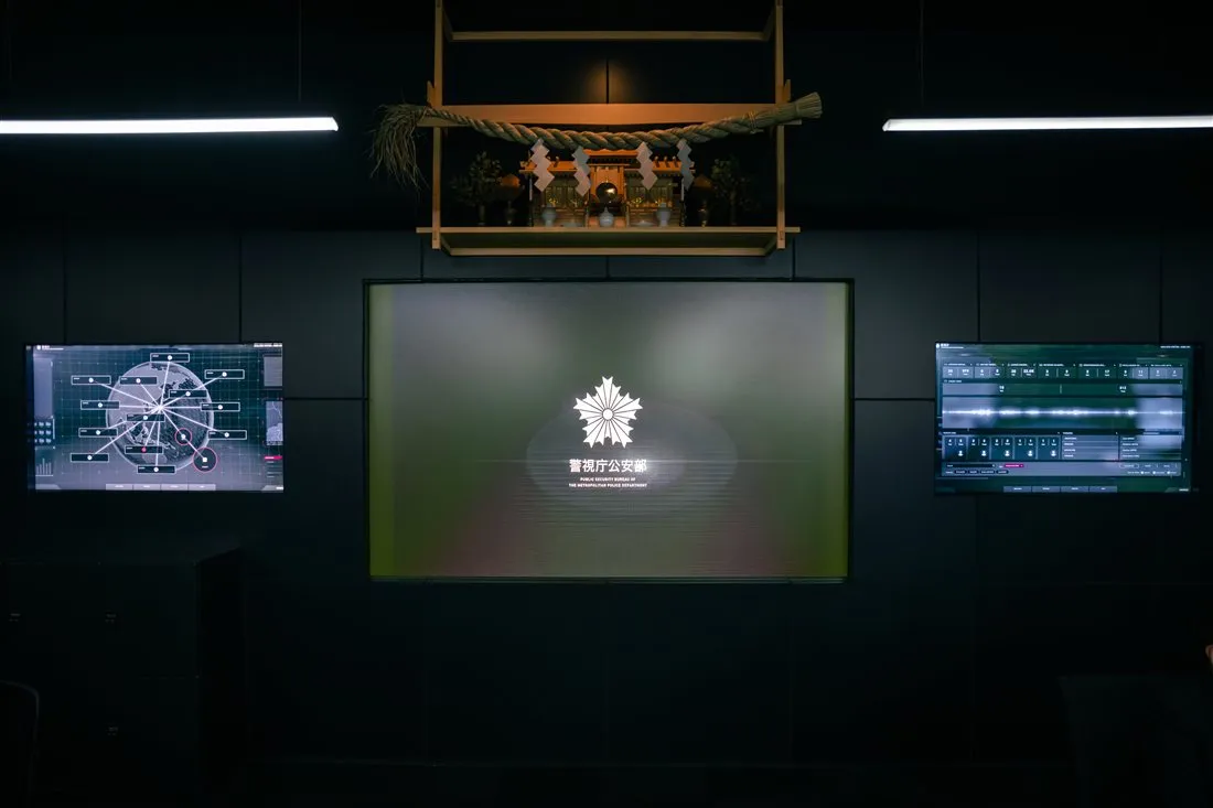 VIVANTの黒い壁の大きな画面に警視庁公安部の文字と紋章が映り、上に注連縄の付いた神棚がある展示
