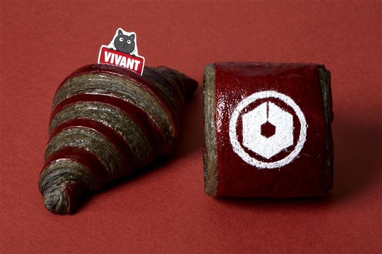 神戸屋のVIVANTコラボのVIVANTのピックを付けた赤と黒のクロワッサンと、白い模様の四角いパン