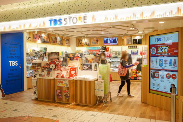 VIVANTのグッズの入口の上に「TBS STORE」の看板があるTBSストア